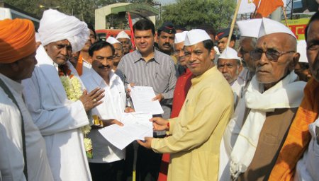Mr. Ramesh Shinde and warkaris handing the memorandum to Eknath Khadse